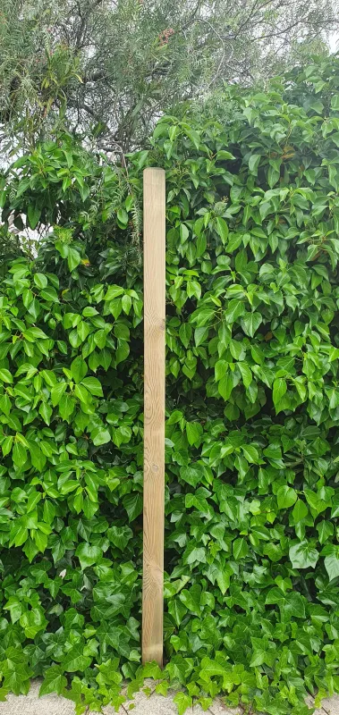 POSTE CUADRADO CABEZA REDONDEADA 210 X 9 X 9 CM