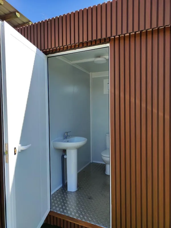 ASEO PORTÁTIL CON REVESTIMIENTO DE WPC