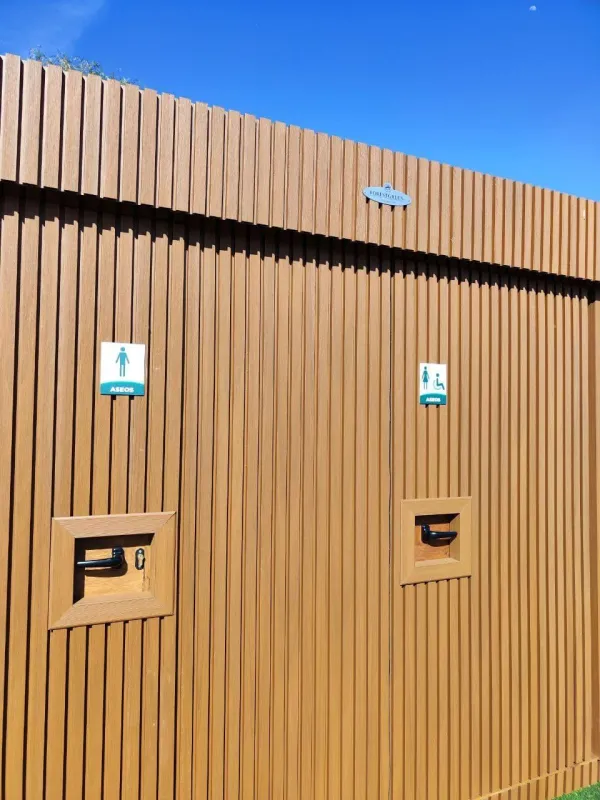 ASEO PORTÁTIL CON REVESTIMIENTO DE WPC