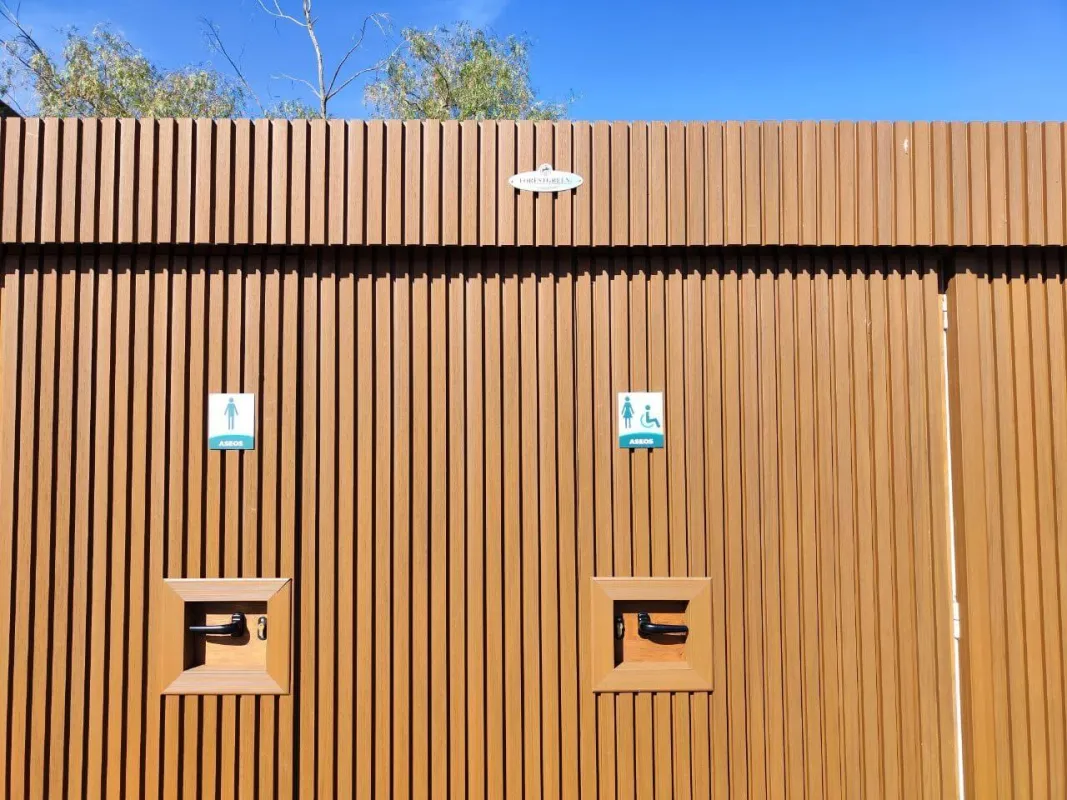 ASEO PORTÁTIL CON REVESTIMIENTO DE WPC