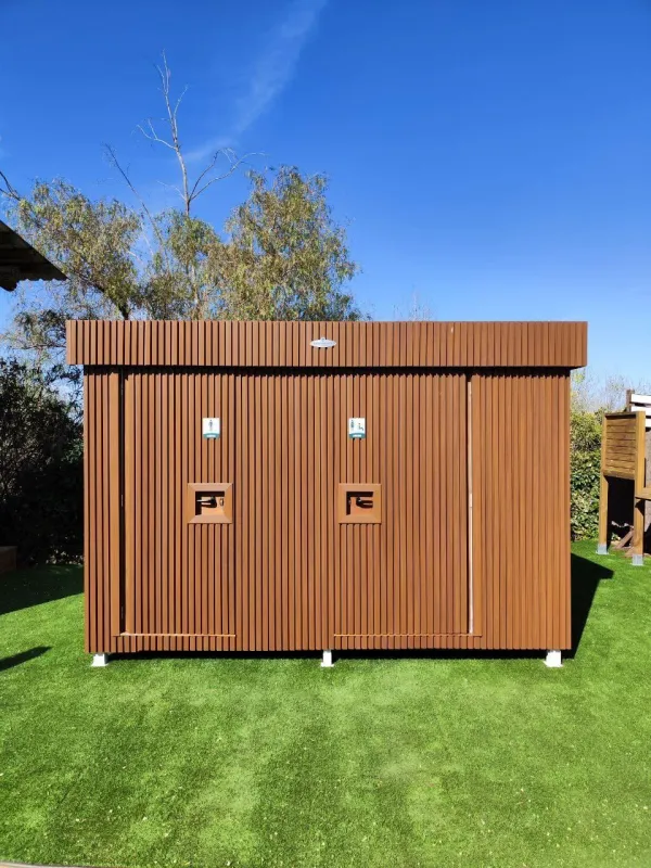 ASEO PORTÁTIL CON REVESTIMIENTO DE WPC