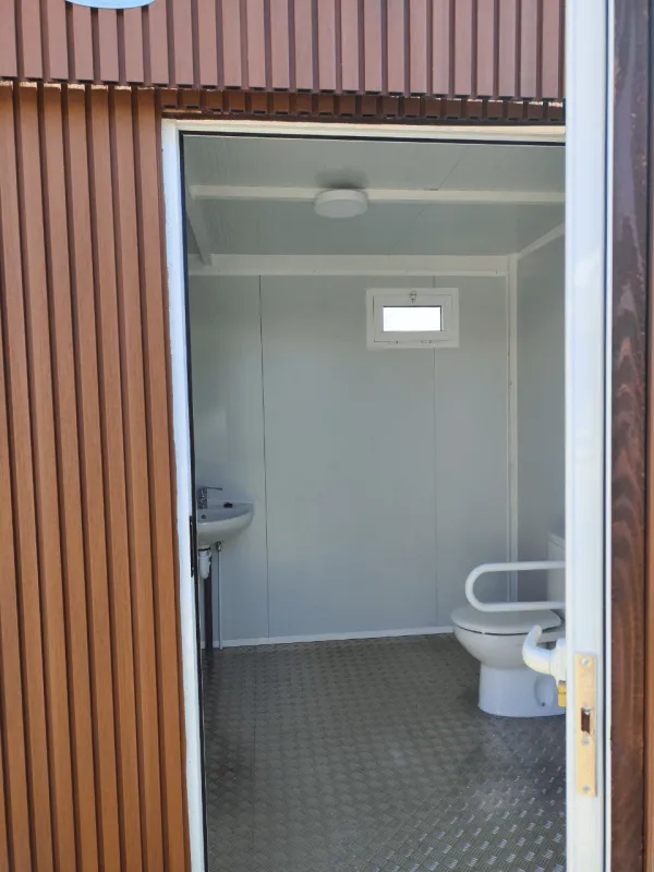 ASEO PORTÁTIL CON REVESTIMIENTO DE WPC