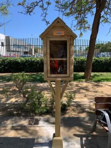 BUZÓN LIBRERÍA CON CUBIERTA A DOS AGUAS